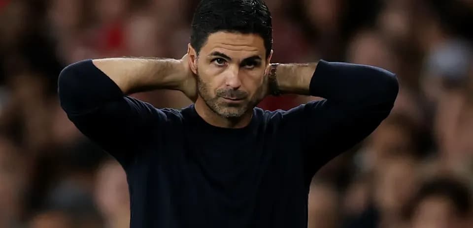 Entrenador con manos en la cabeza durante el partido