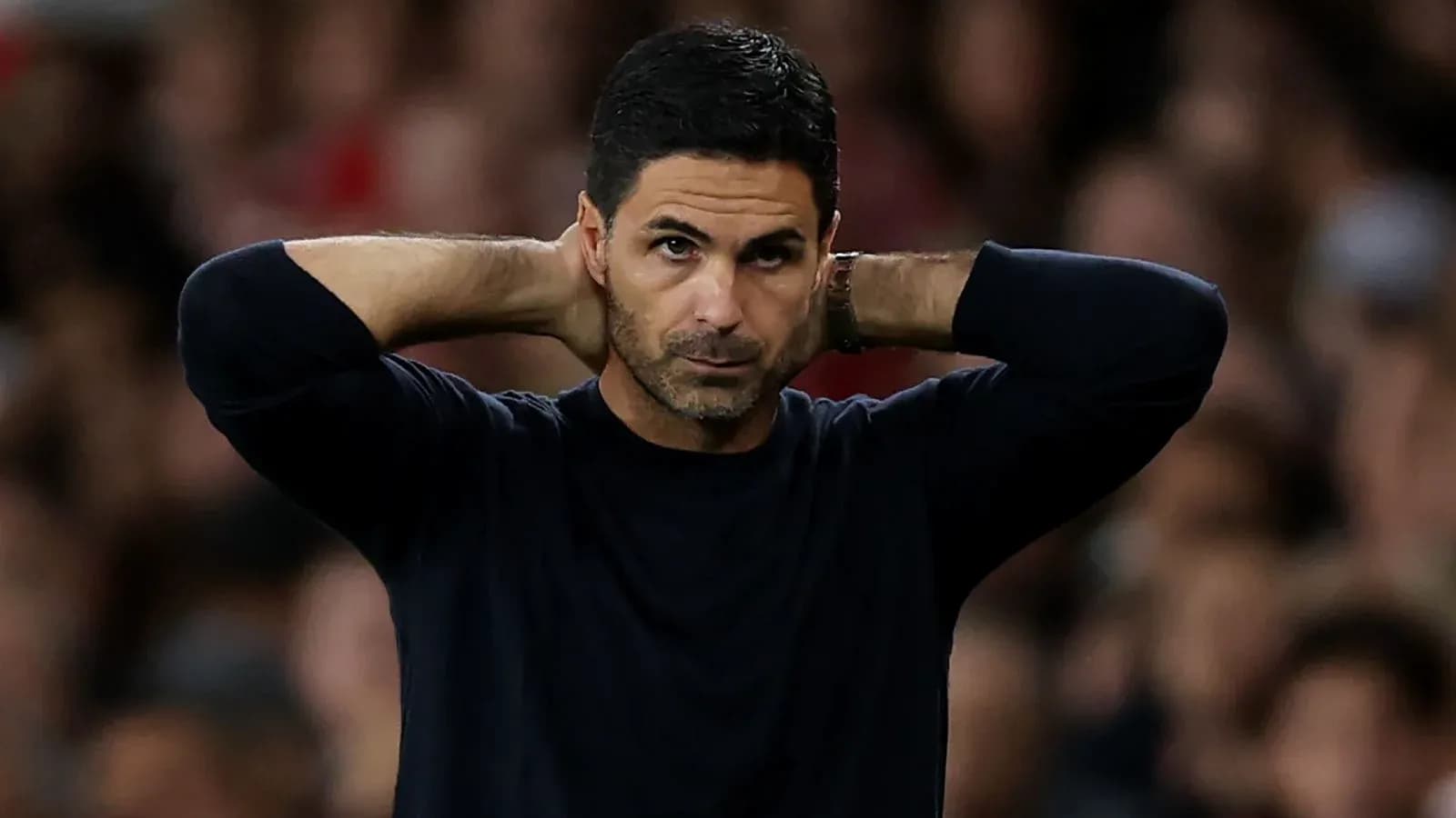 Entrenador con manos en la cabeza durante el partido