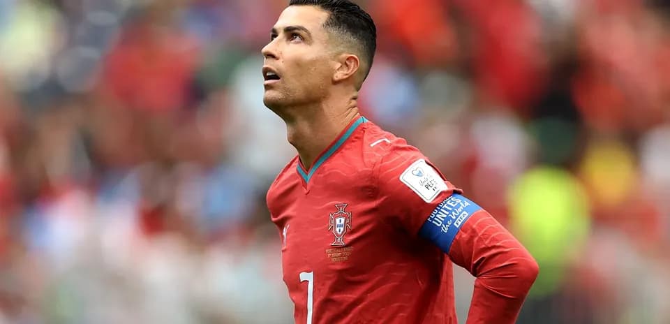 Jugador de Portugal mirando hacia el cielo durante partido