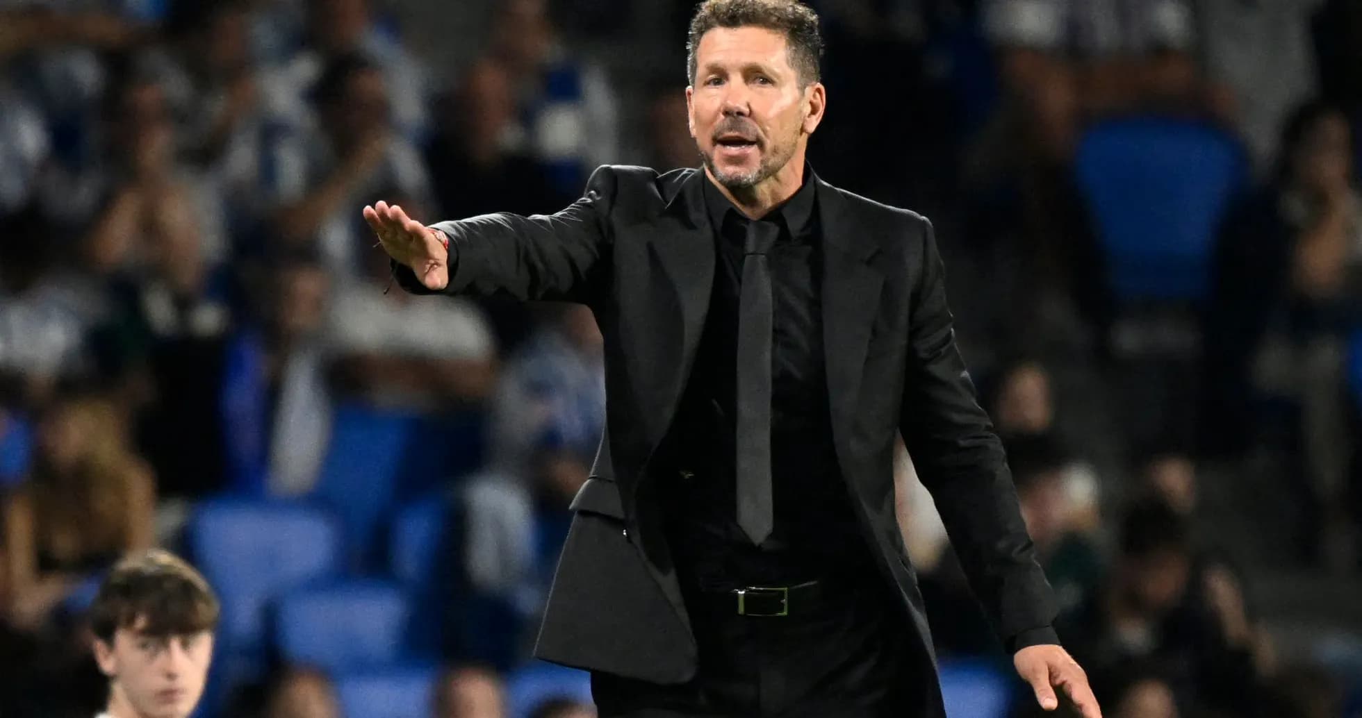 Entrenador dirigiendo desde la línea de banda