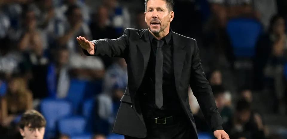 Entrenador dirigiendo desde la línea de banda