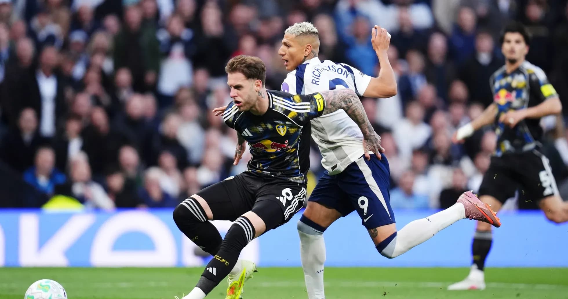 Jugador de Leeds siendo desafiado por jugador de Tottenham