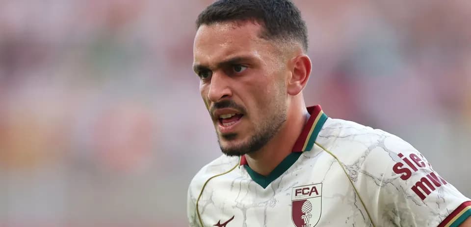 Jugador de fútbol con camiseta del FC Augsburg en acción