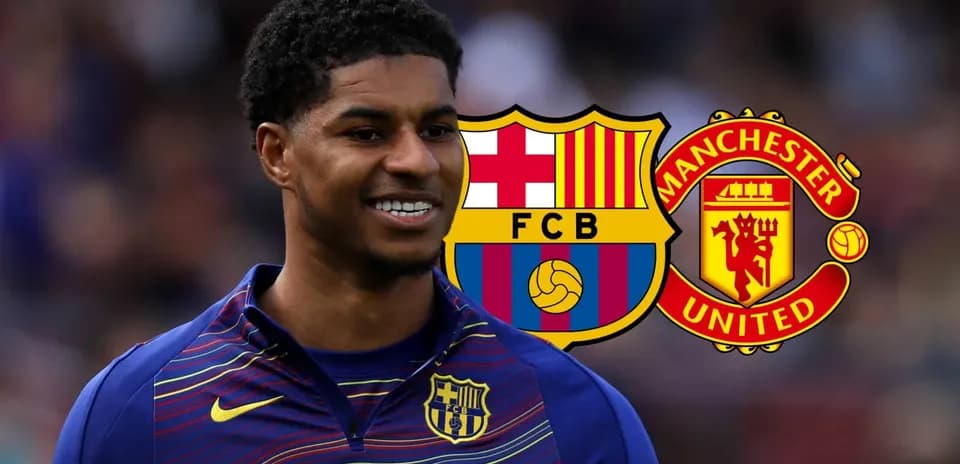 Jugador sonriendo con logotipos de Barcelona y Manchester United