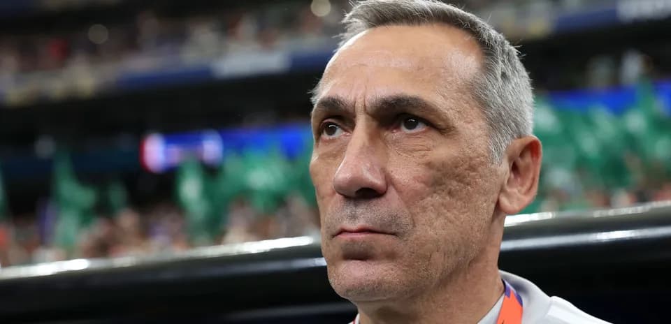 Entrenador observando desde la banca durante partido