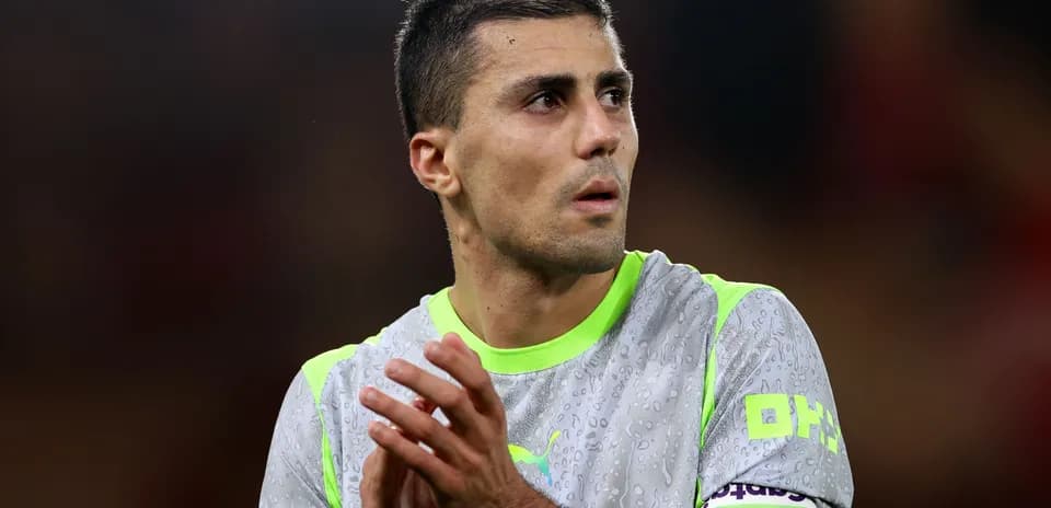 Jugador aplaudiendo en el campo de juego