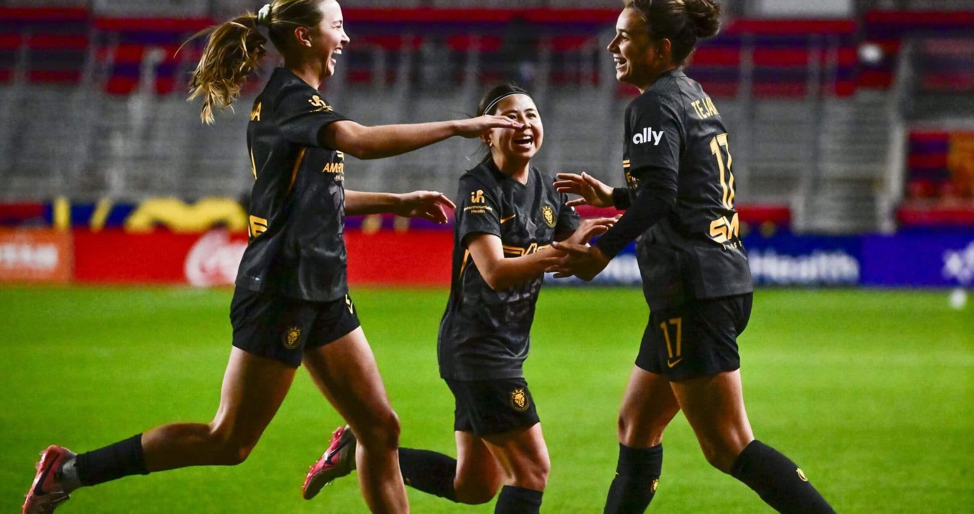 Jugadoras celebrando un gol en el partido