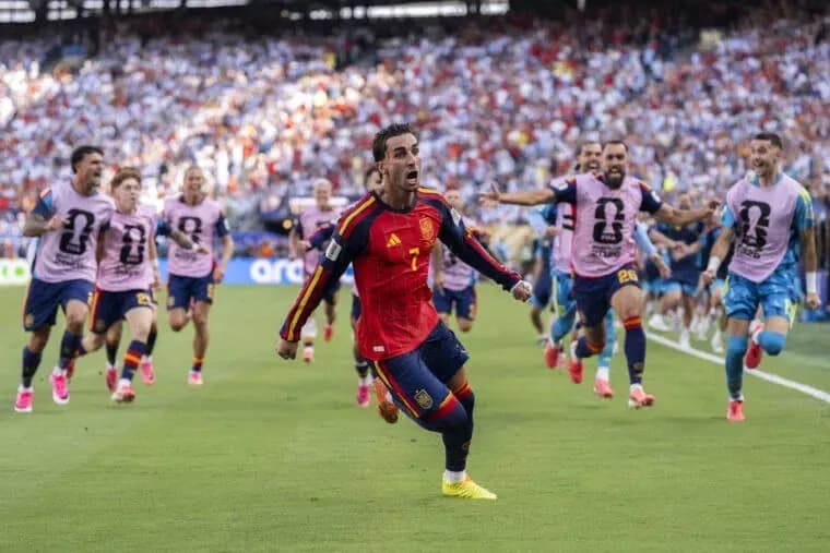 Jugador de España celebrando un gol con el equipo