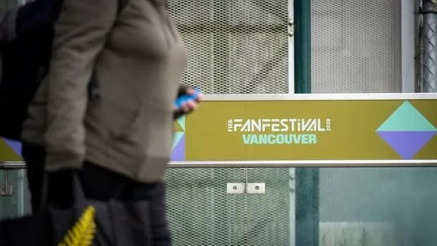 Persona caminando junto al cartel de FanFestival Vancouver