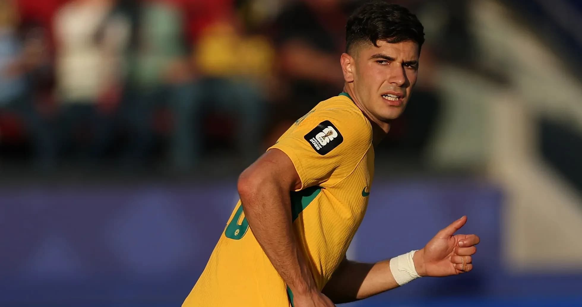 Jugador de Australia corriendo en el campo