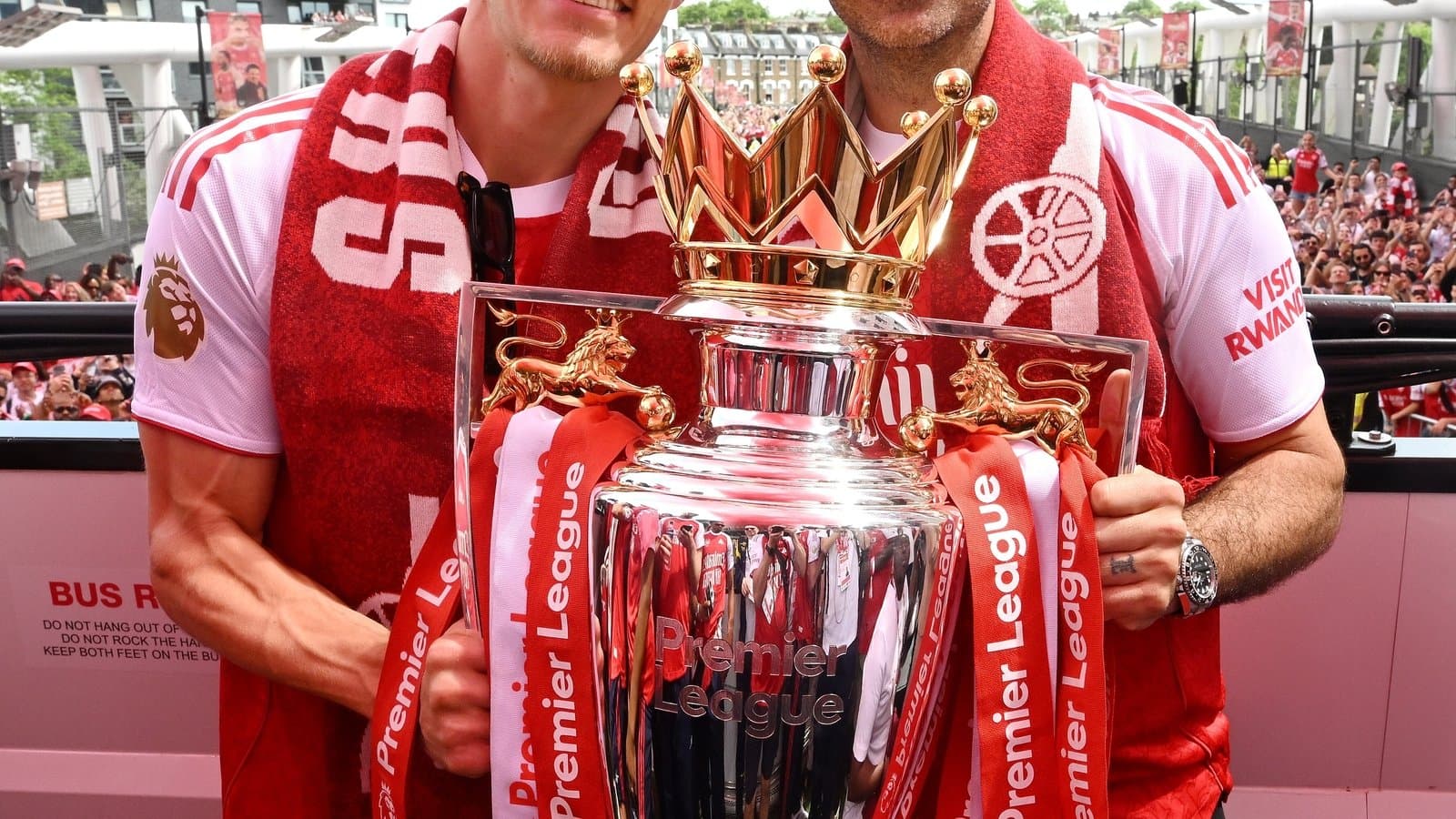 Jugadores celebrando con el trofeo de la Premier League