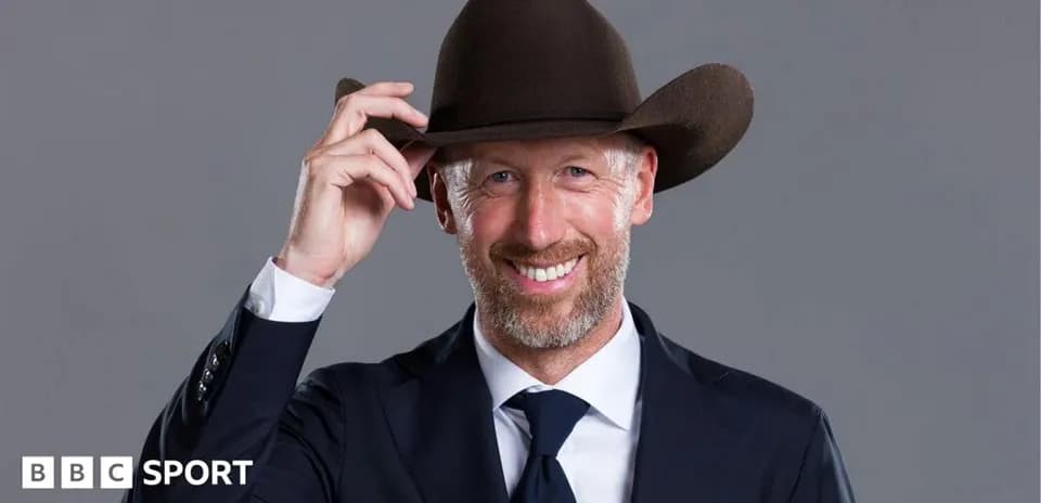 Hombre con sombrero en traje formal sonriendo
