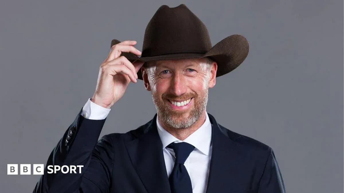 Hombre con sombrero en traje formal sonriendo