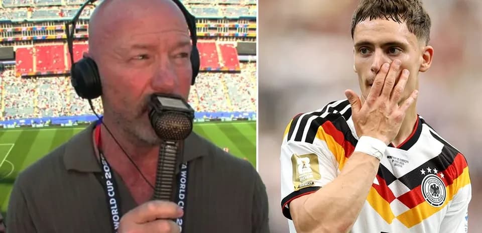 Comentarista hablando y jugador alemán tocando su rostro