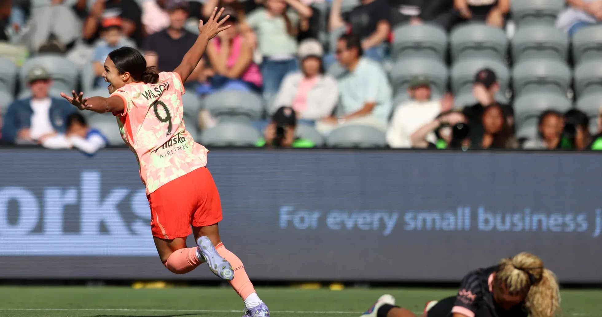 Jugadora celebrando durante el partido de fútbol