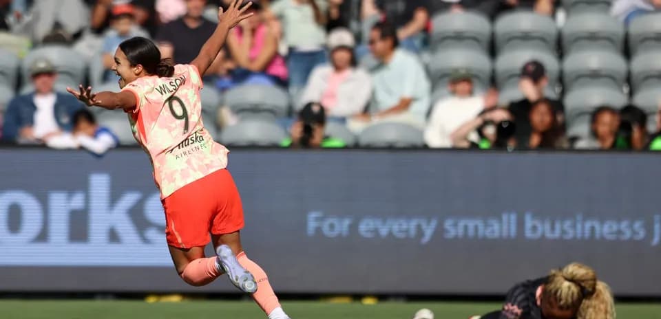 Jugadora celebrando durante el partido de fútbol