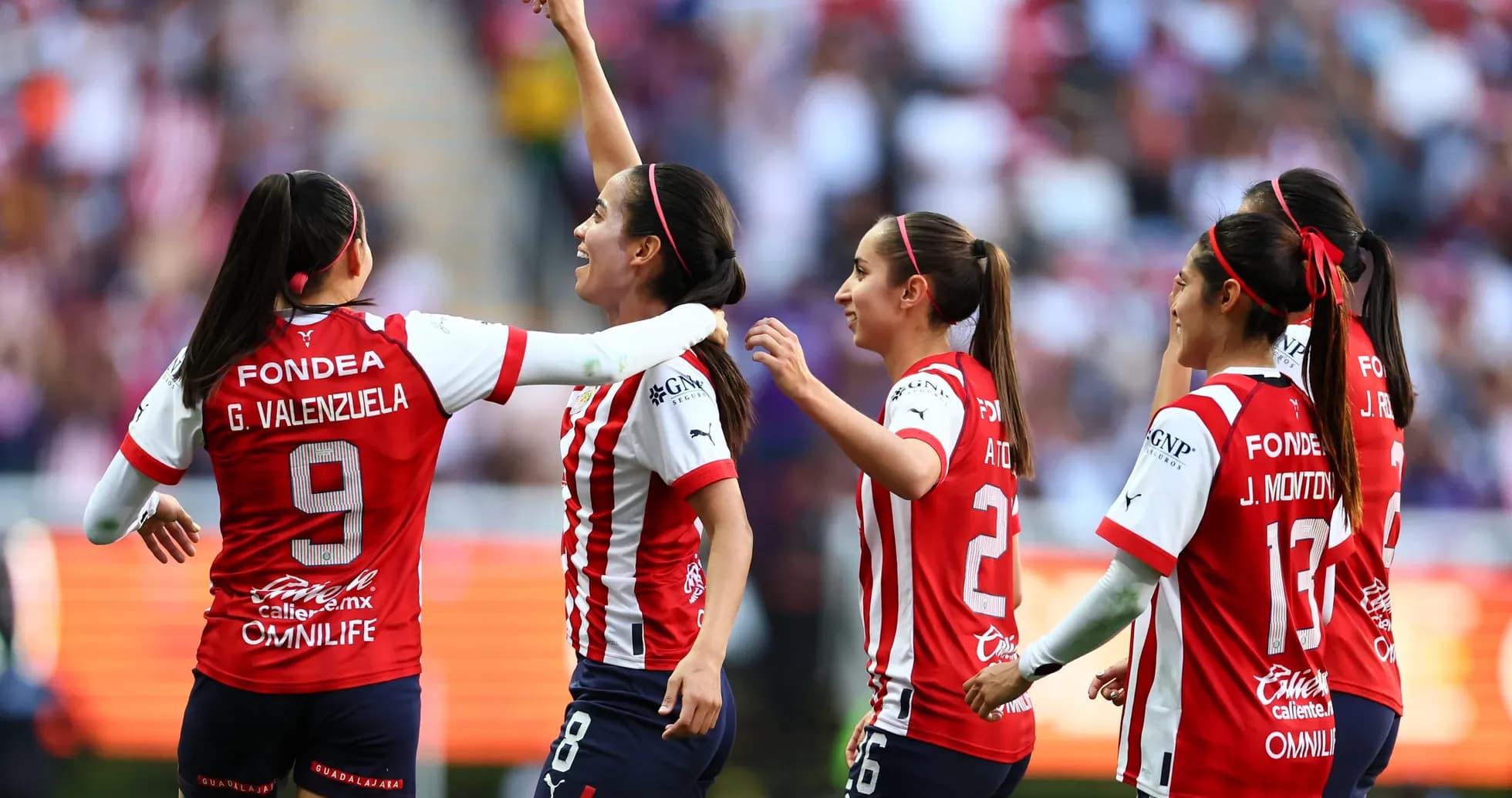 Jugadoras de Guadalajara celebrando un gol