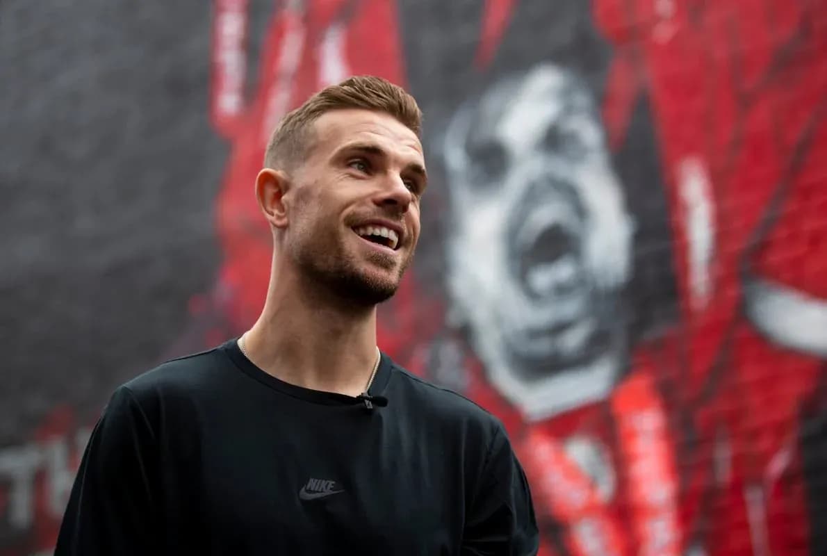 Jugador sonriendo frente a mural de fondo