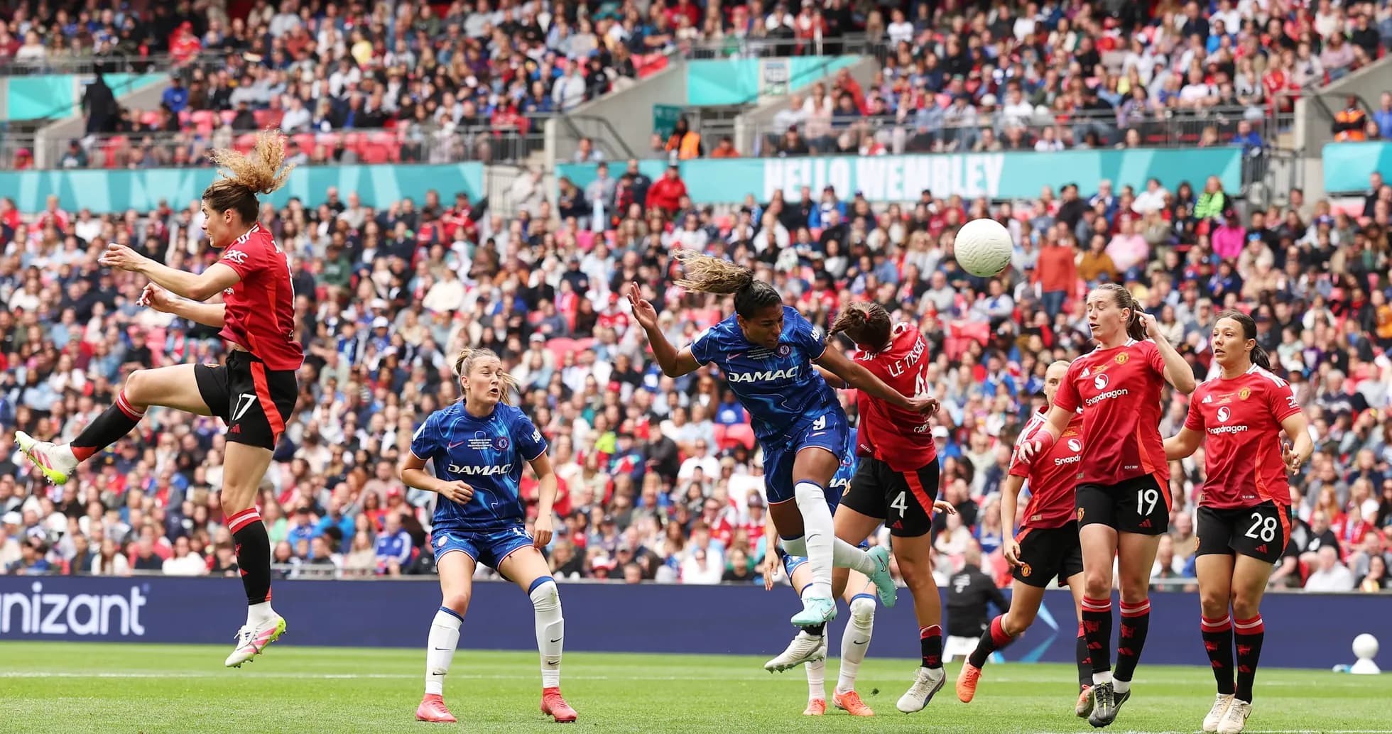 Jugadora de Chelsea saltando para cabecear el balón
