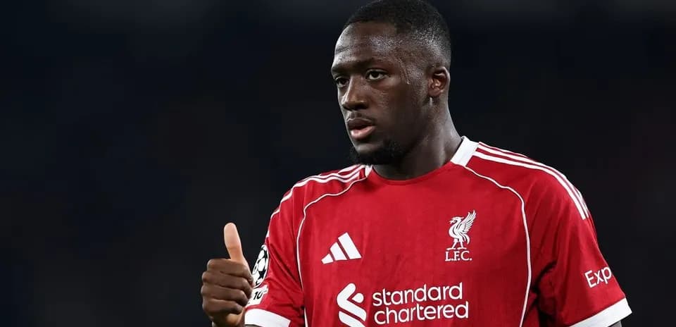 Jugador de Liverpool dando un pulgar hacia arriba