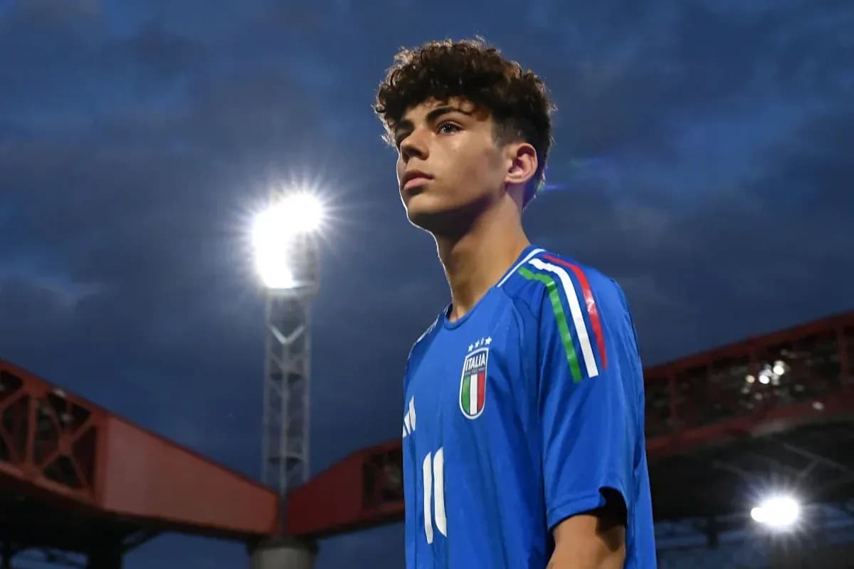 Jugador de Italia en uniforme azul bajo luces del estadio