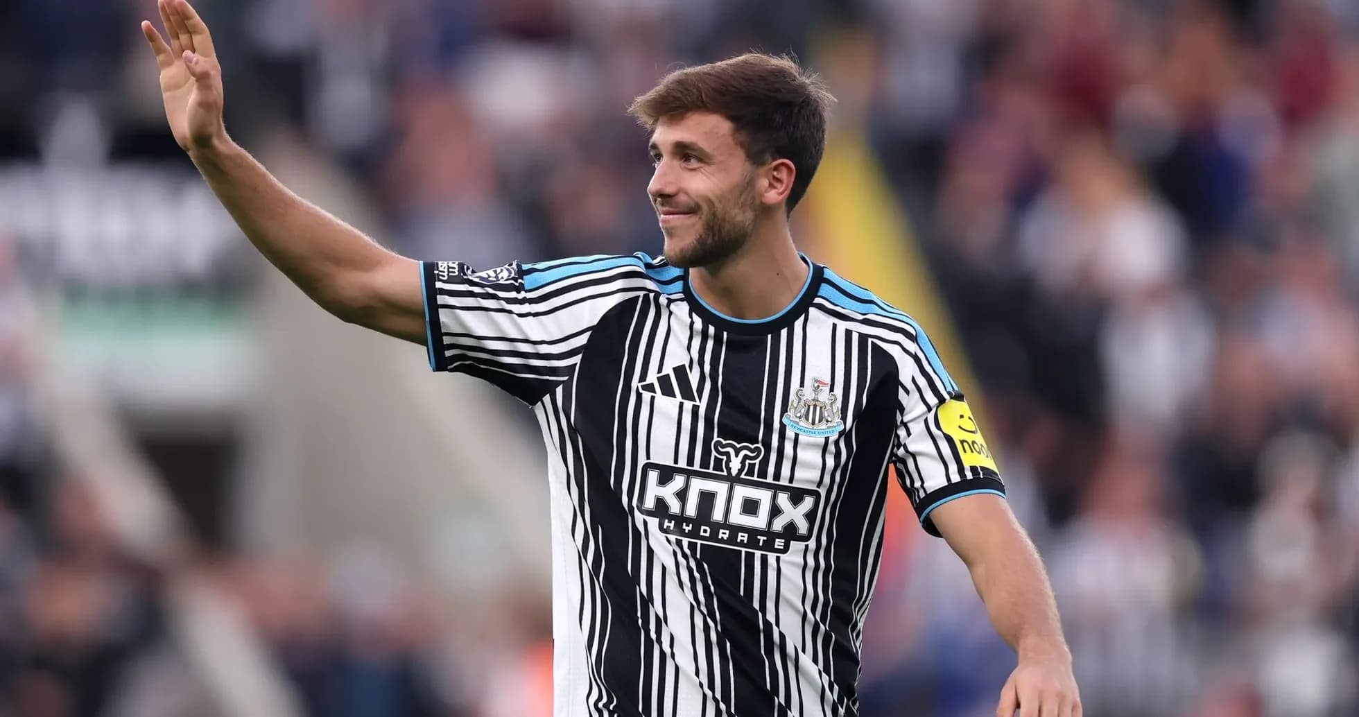 Jugador de Newcastle saludando a la afición