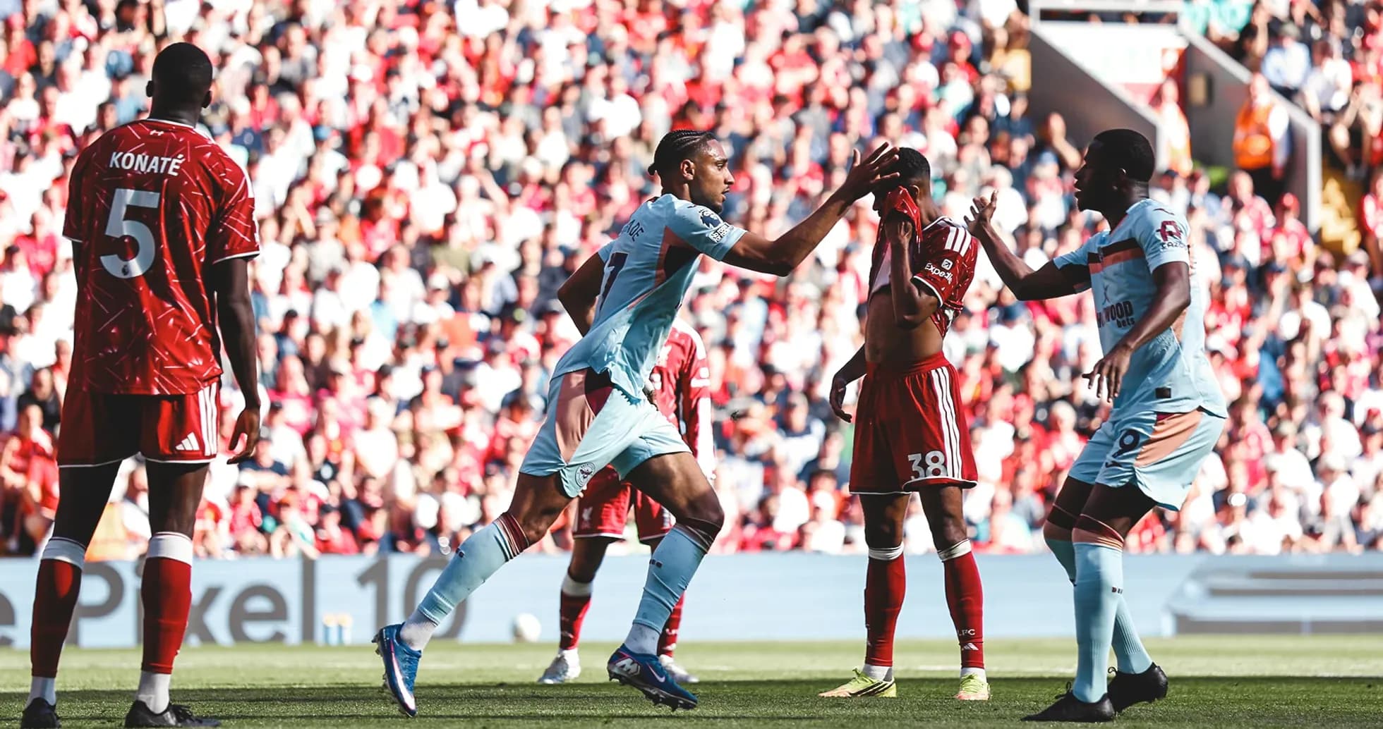 Jugadores de Liverpool y Brentford en el campo