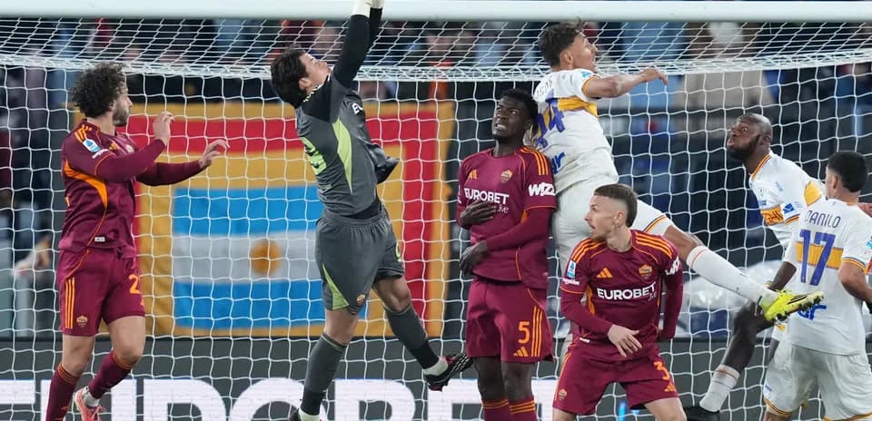 Portero atajando un tiro en el partido