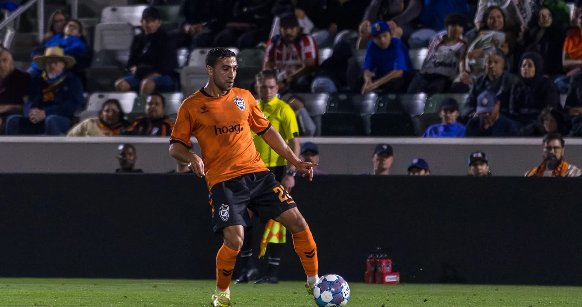 Jugador de Orange County SC controlando el balón
