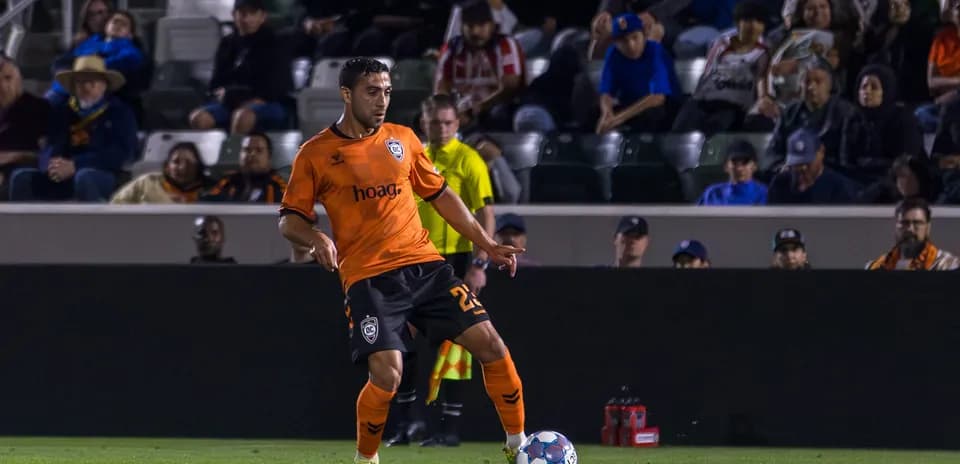 Jugador de Orange County SC controlando el balón