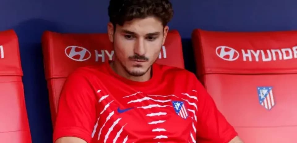 Jugador sentado en el banquillo durante partido