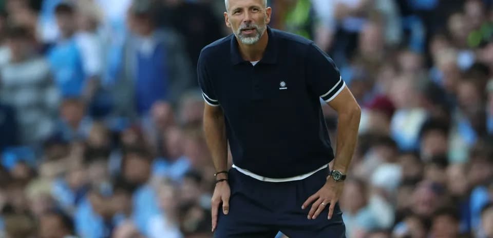 Entrenador observando el juego desde la línea lateral