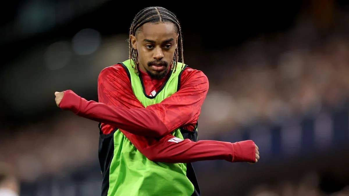 Jugador calentando en el banquillo antes del partido