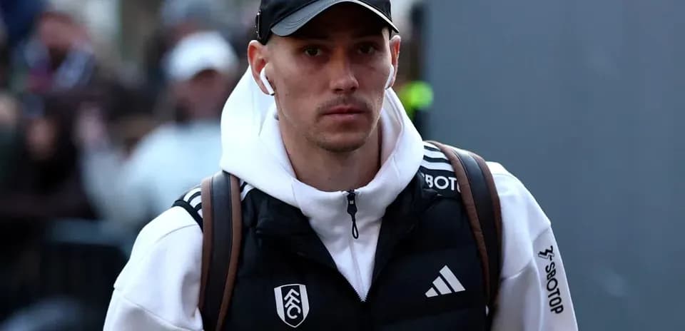 Jugador caminando con auriculares y mochila
