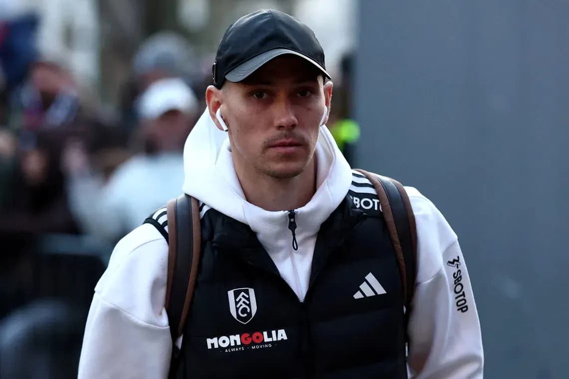 Jugador caminando con auriculares y mochila