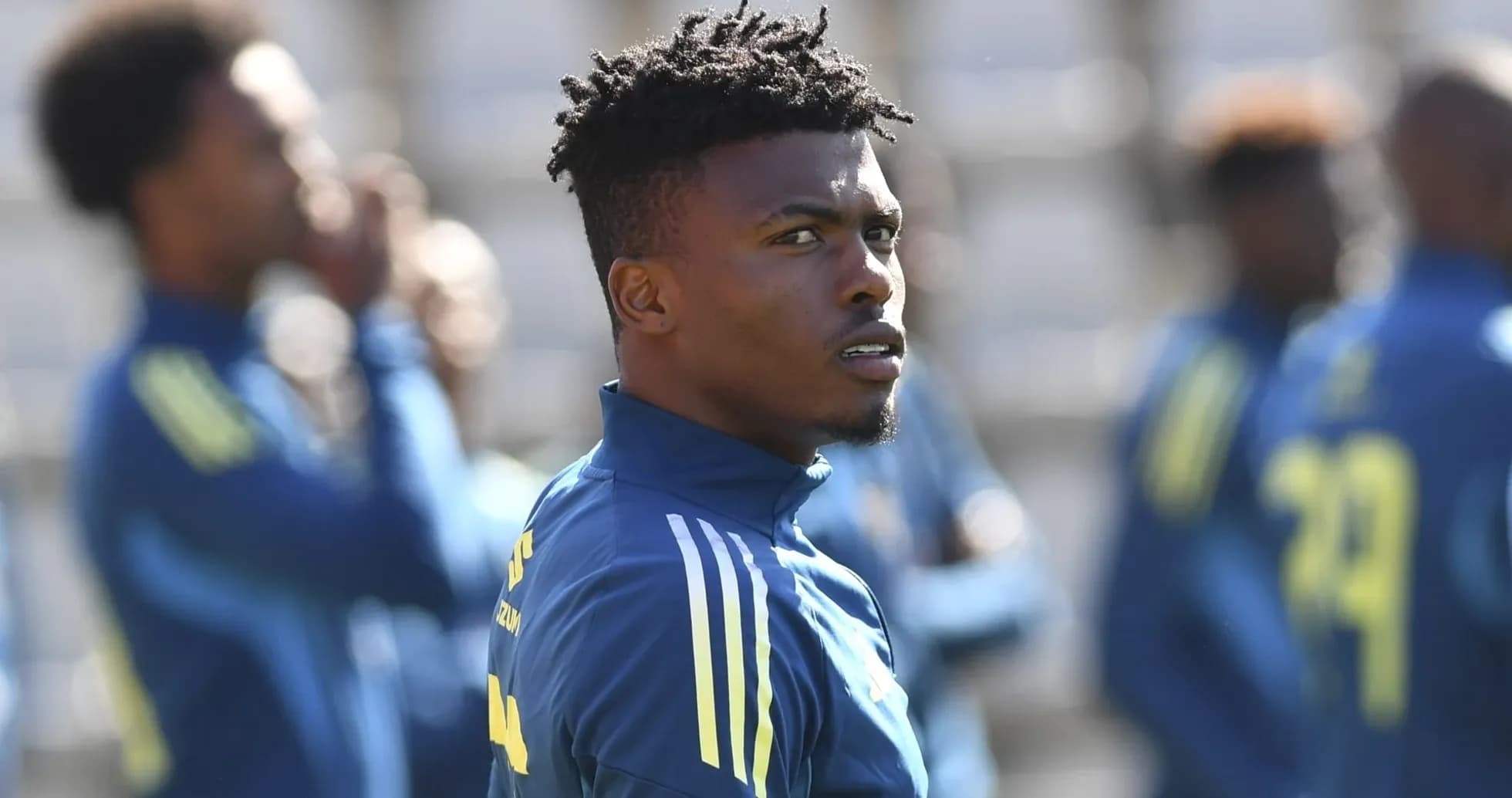 Jugador entrenando con equipo en el campo