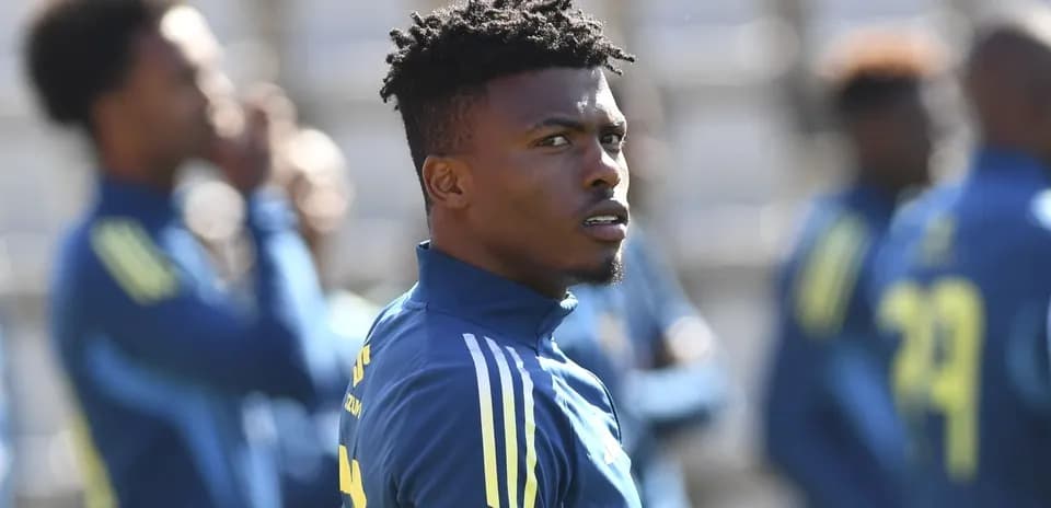 Jugador entrenando con equipo en el campo