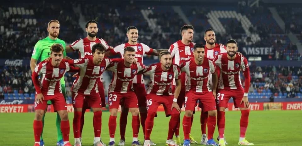 Equipo de Atlético Madrid posando para la foto