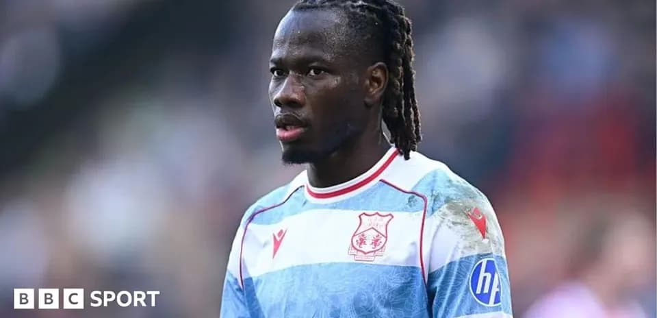 Jugador con camiseta de colores en el campo