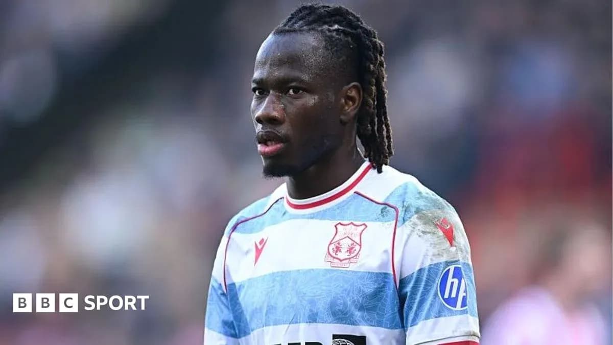 Jugador con camiseta de colores en el campo