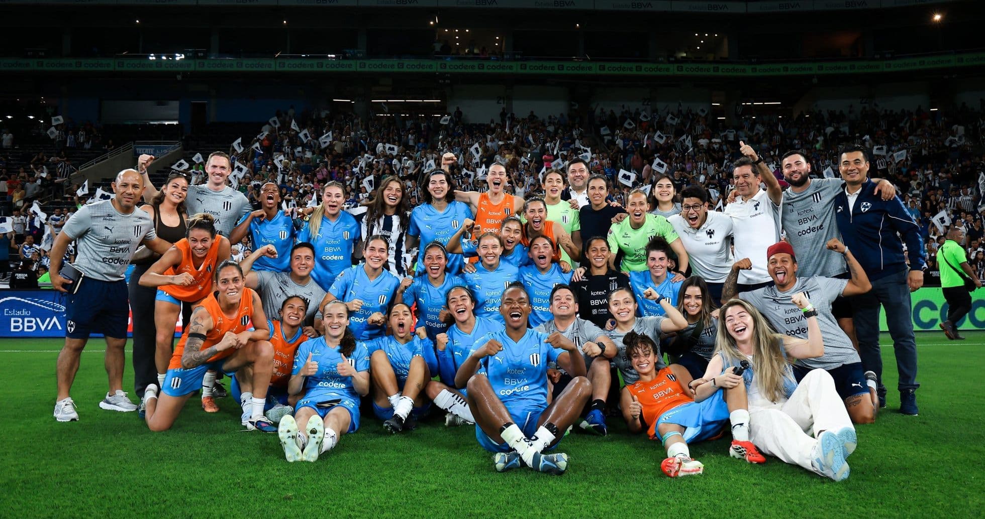 Jugadoras de Monterrey celebrando en el estadio