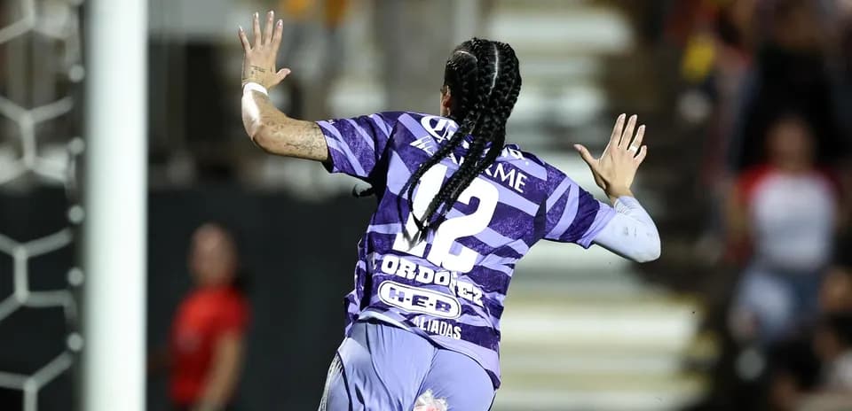 Jugadora celebrando un gol en el partido