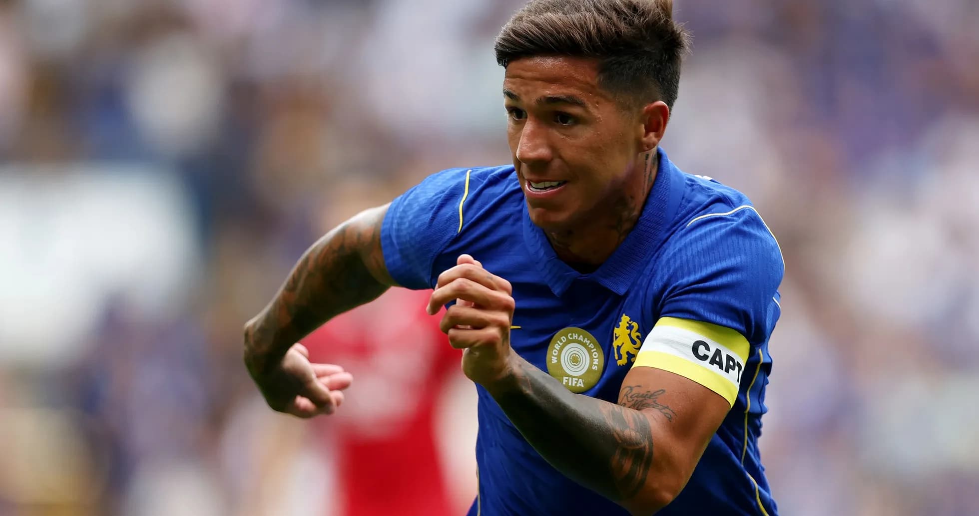 Jugador corriendo con camiseta de Chelsea en el partido