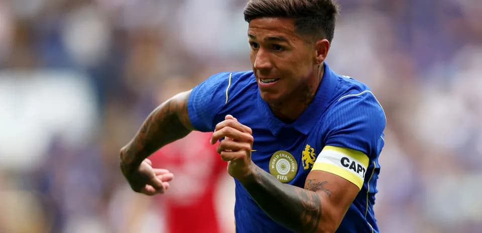 Jugador corriendo con camiseta de Chelsea en el partido