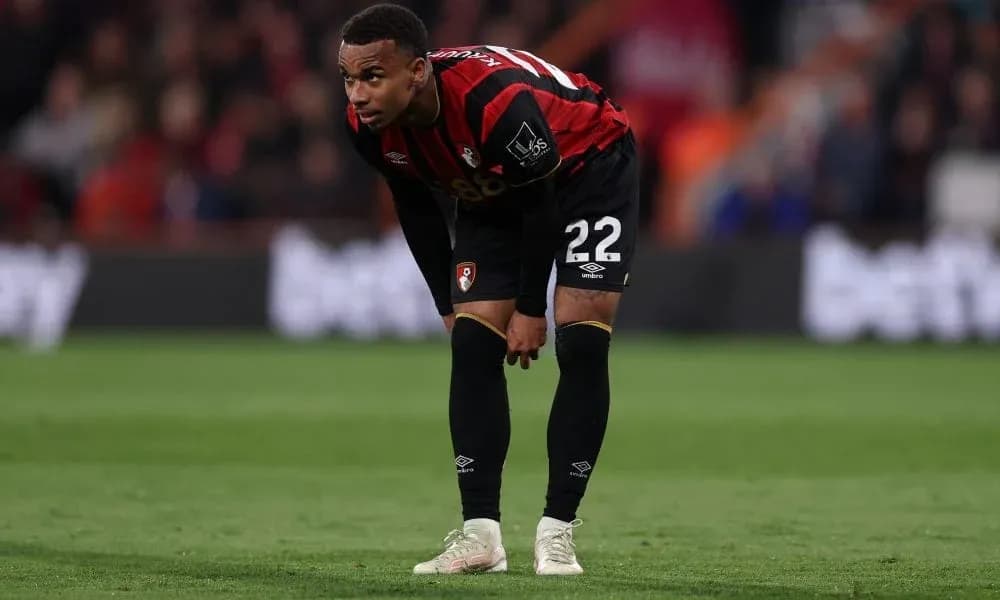 Jugador de Bournemouth agachado en el campo