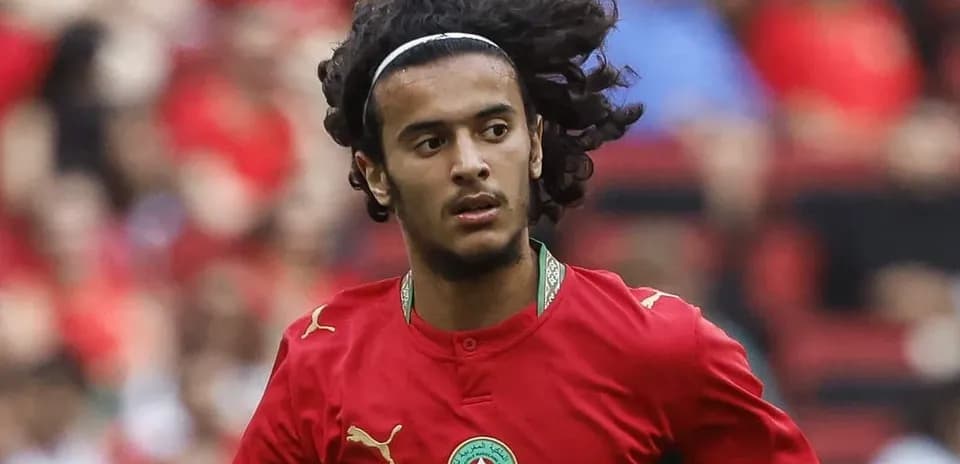 Jugador de Marruecos corriendo en campo de fútbol