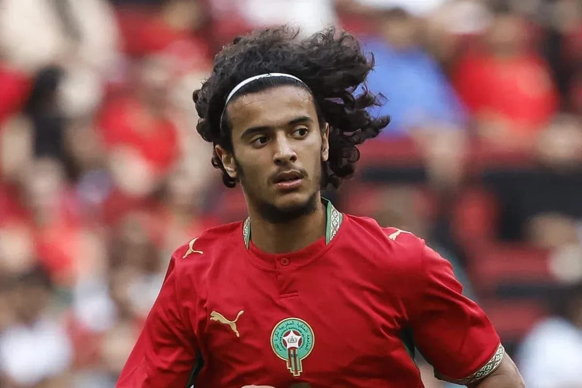 Jugador de Marruecos corriendo en campo de fútbol