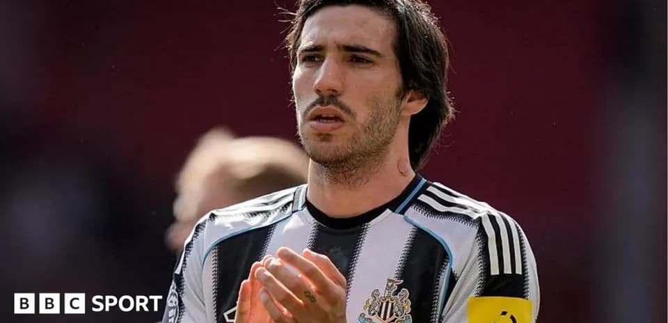 Jugador aplaudiendo en el campo durante el partido