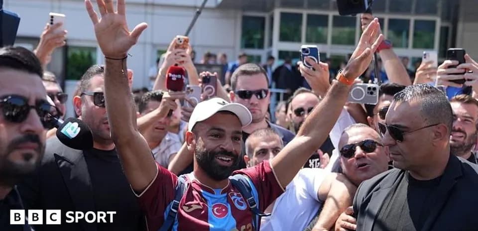 Jugador saludando a aficionados en evento público
