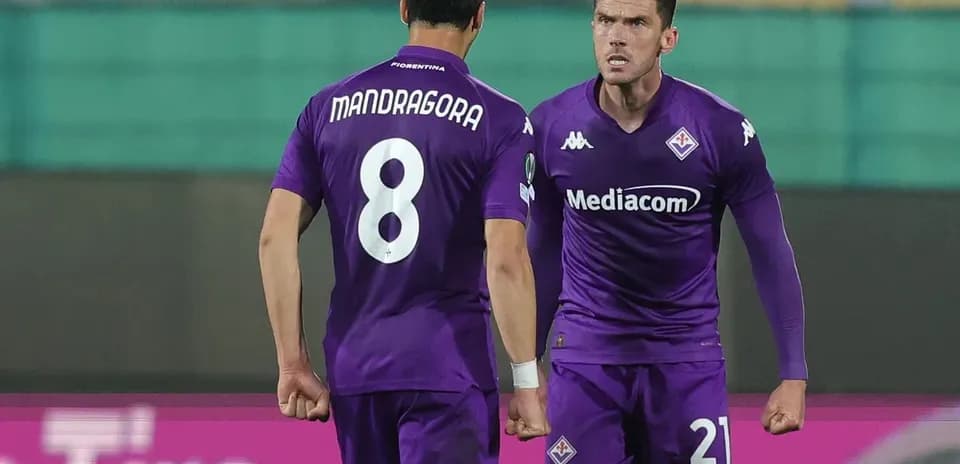 Jugadores de Fiorentina celebrando en el campo